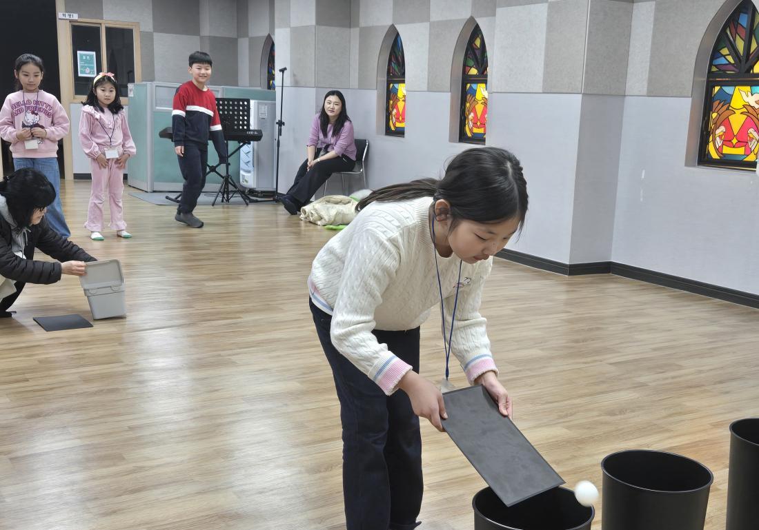 KakaoTalk_20250224_225952603_03.jpg : 유년부 겨울 성경 학교 첫째 날 모습입니다