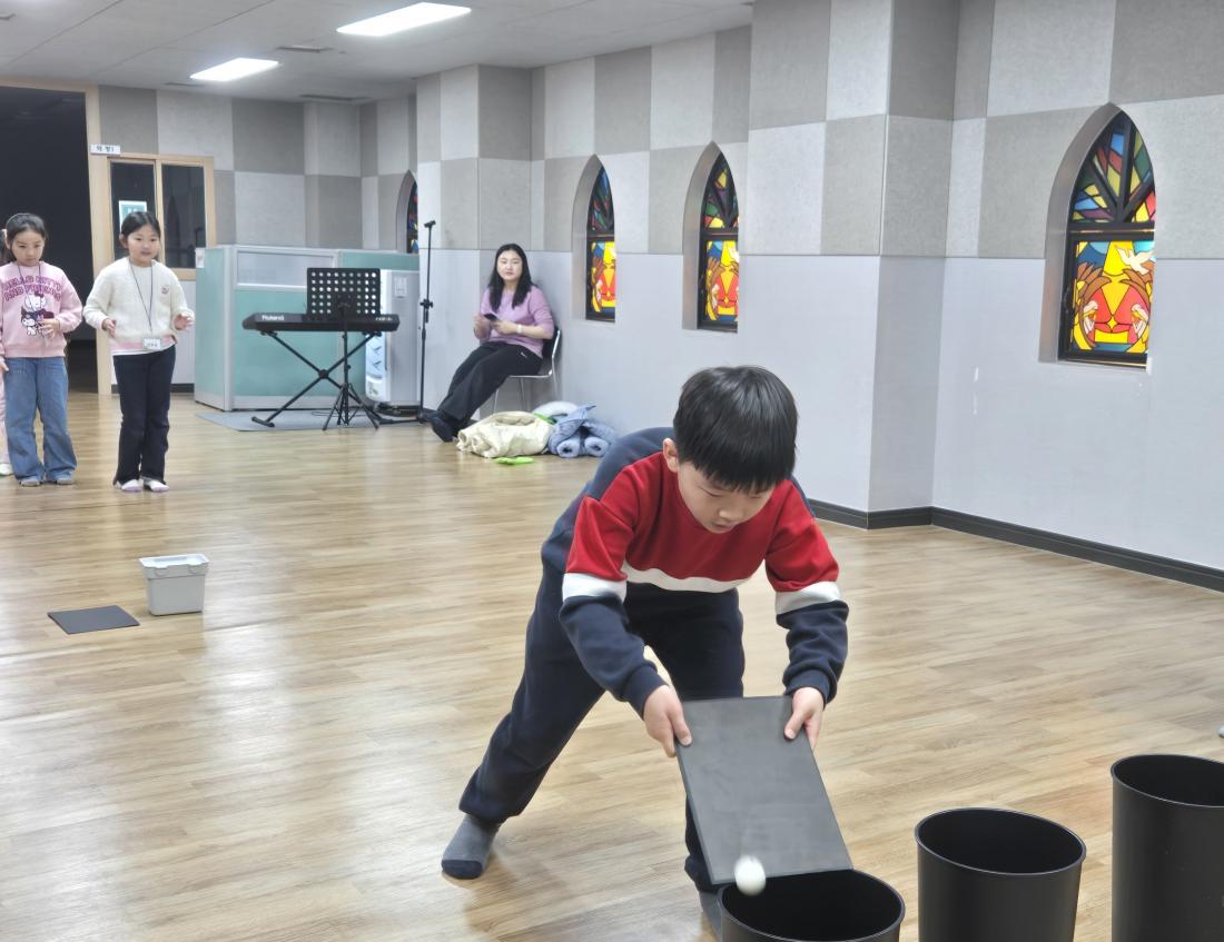 KakaoTalk_20250224_225952603_04.jpg : 유년부 겨울 성경 학교 첫째 날 모습입니다