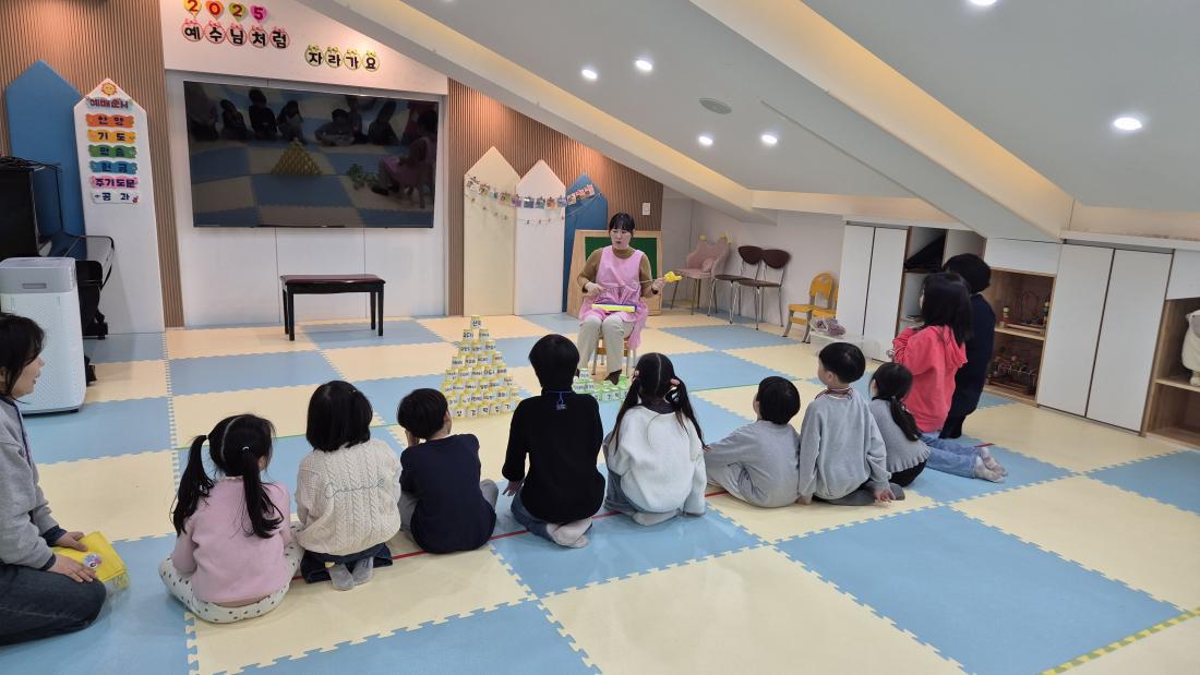 KakaoTalk_20250225_091822855_03.jpg : 유년부 겨울 성경 학교 첫째 날 모습입니다
