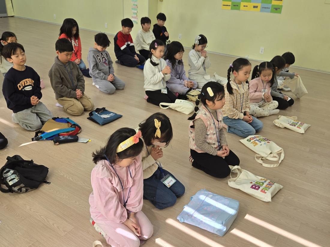 KakaoTalk_20250224_230552998_29.jpg : 유년부 겨울 성경 학교 첫째 날 모습입니다