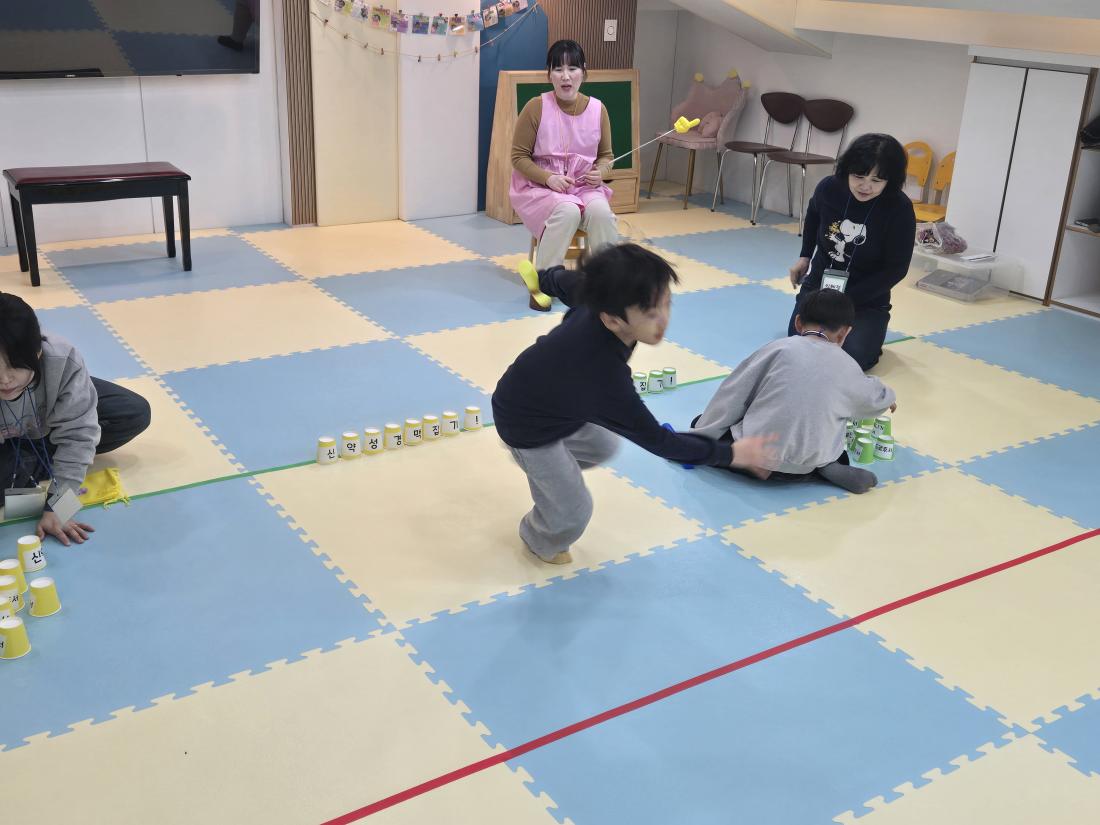 KakaoTalk_20250224_230552998_05.jpg : 유년부 겨울 성경 학교 첫째 날 모습입니다
