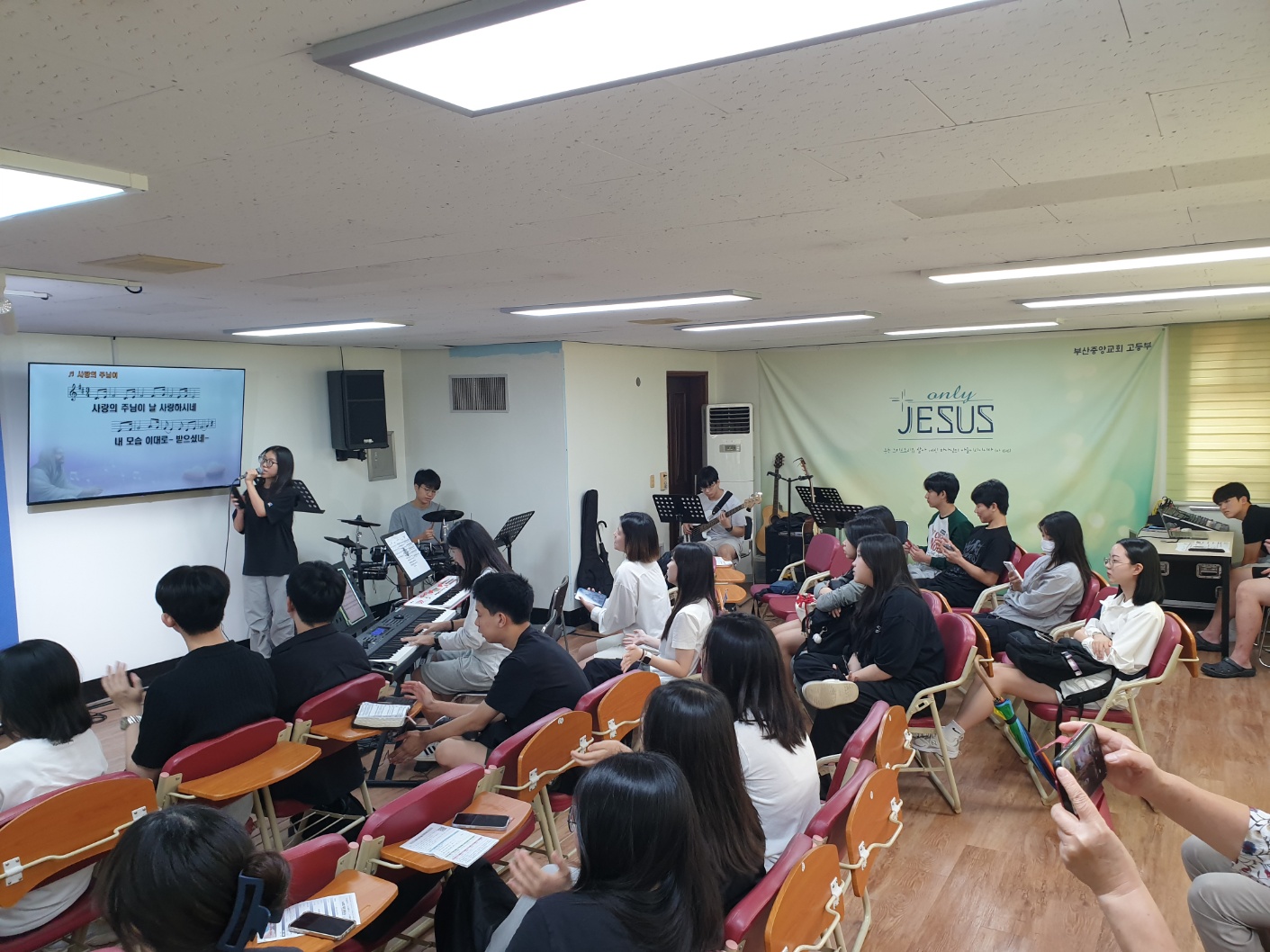 KakaoTalk_20240918_002520329_02.jpg : 9월 15일 고등부 예배 사진입니다