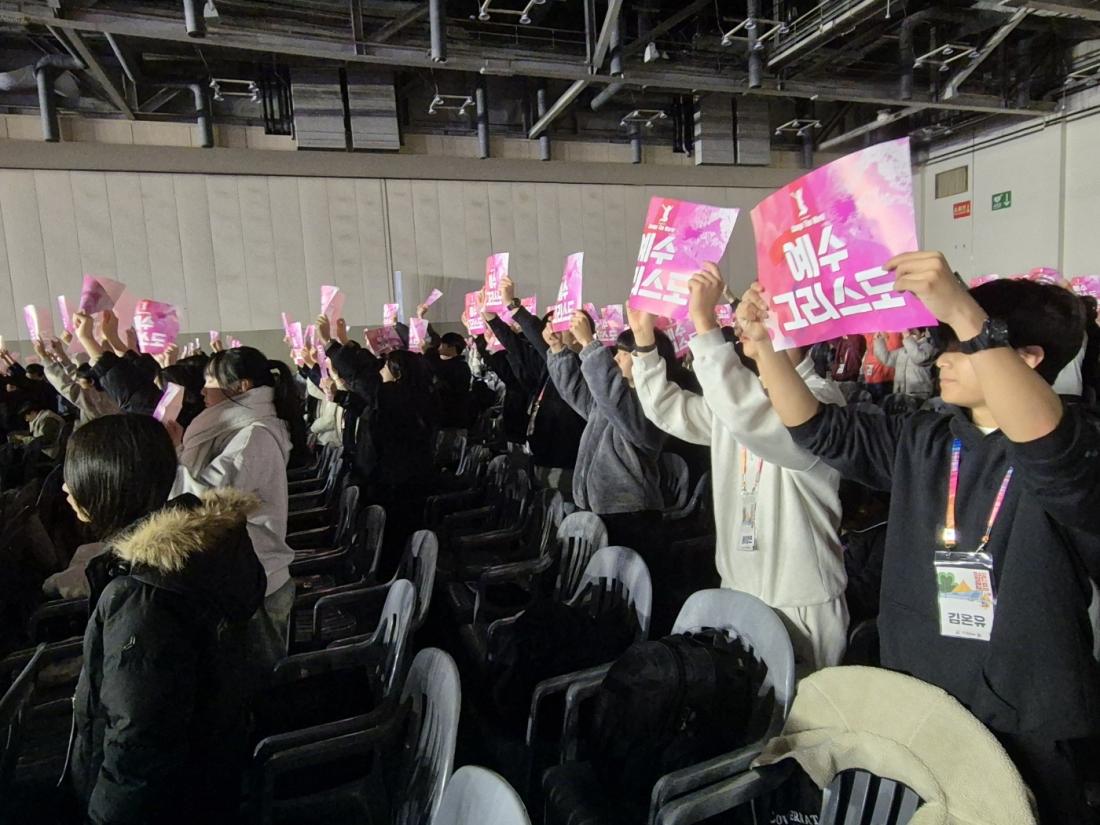 KakaoTalk_20250109_220150969_23.jpg : 1월 9일 고등부 수련회 사진입니다~