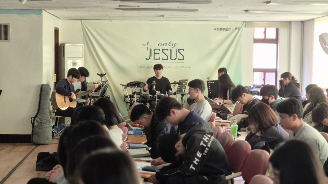 KakaoTalk_20260330_224748256_10.jpg : 3월 29일 고등부 예배 사진입니다~