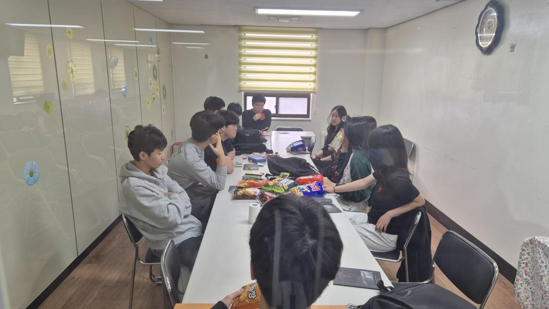 KakaoTalk_20260330_224748256_12.jpg : 3월 29일 고등부 예배 사진입니다~