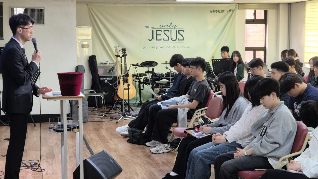 KakaoTalk_20260330_224748256_02.jpg : 3월 29일 고등부 예배 사진입니다~