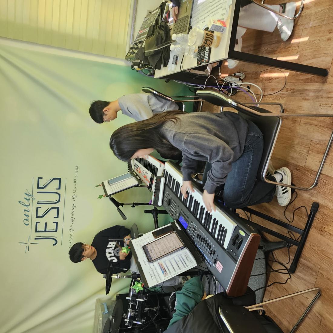 KakaoTalk_20250314_213227569_08.jpg : 3월 9일 고등부 예배 사진입니다~