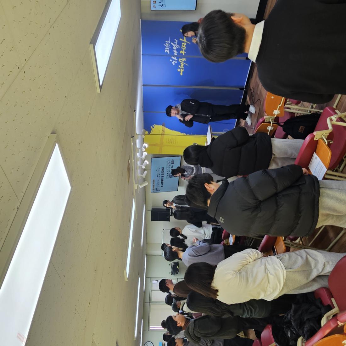 KakaoTalk_20250314_213227569_12.jpg : 3월 9일 고등부 예배 사진입니다~