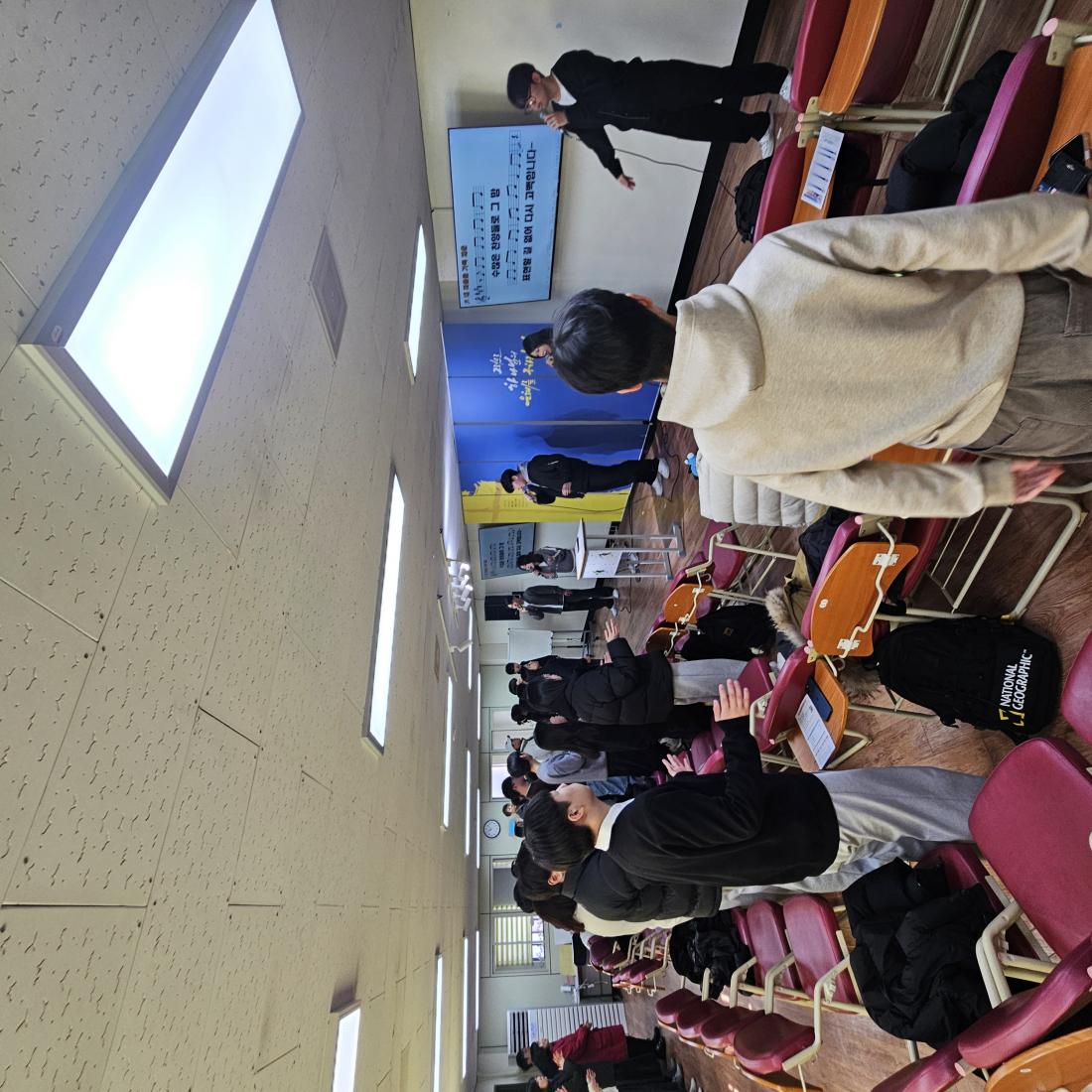 KakaoTalk_20250314_213227569_06.jpg : 3월 9일 고등부 예배 사진입니다~
