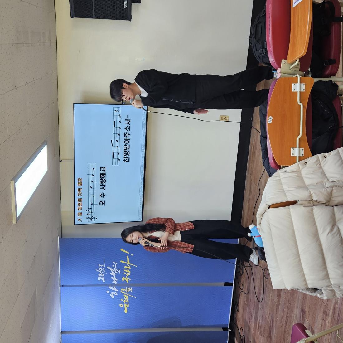 KakaoTalk_20250314_213227569_13.jpg : 3월 9일 고등부 예배 사진입니다~