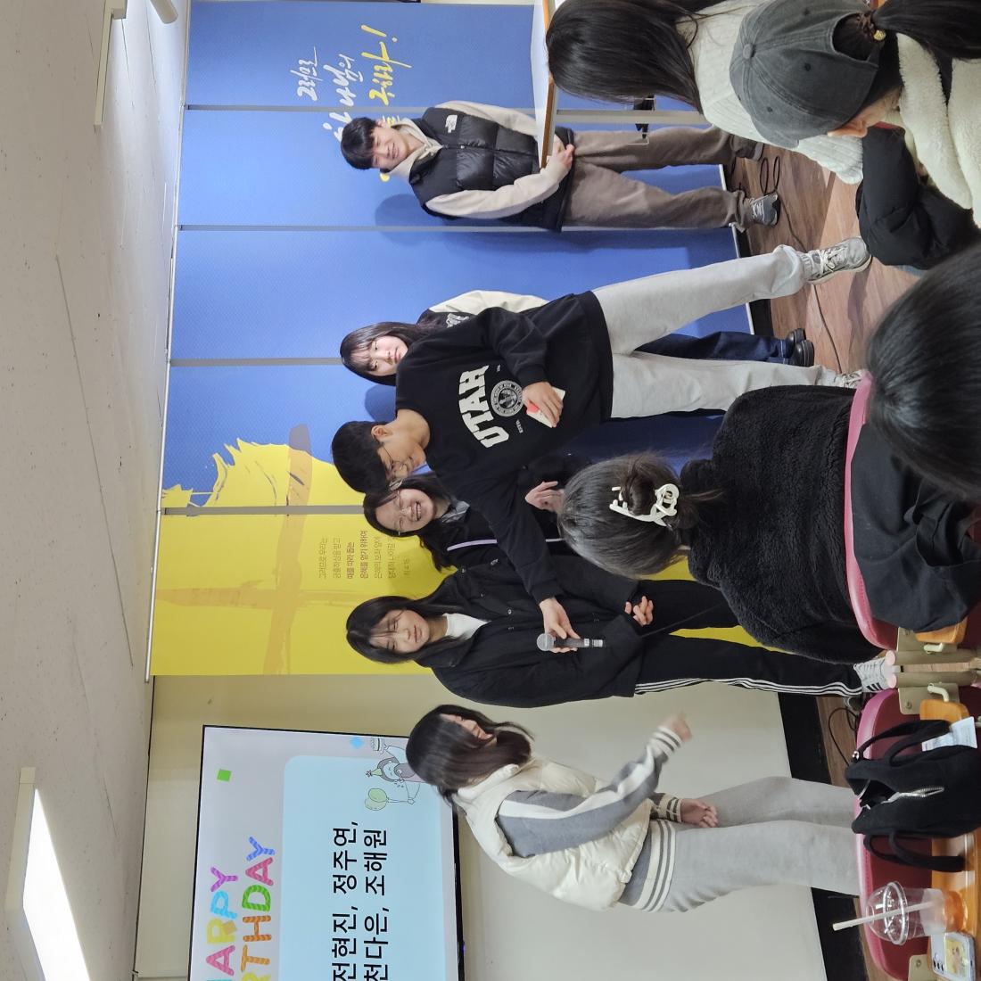 KakaoTalk_20250314_213227569_16.jpg : 3월 9일 고등부 예배 사진입니다~