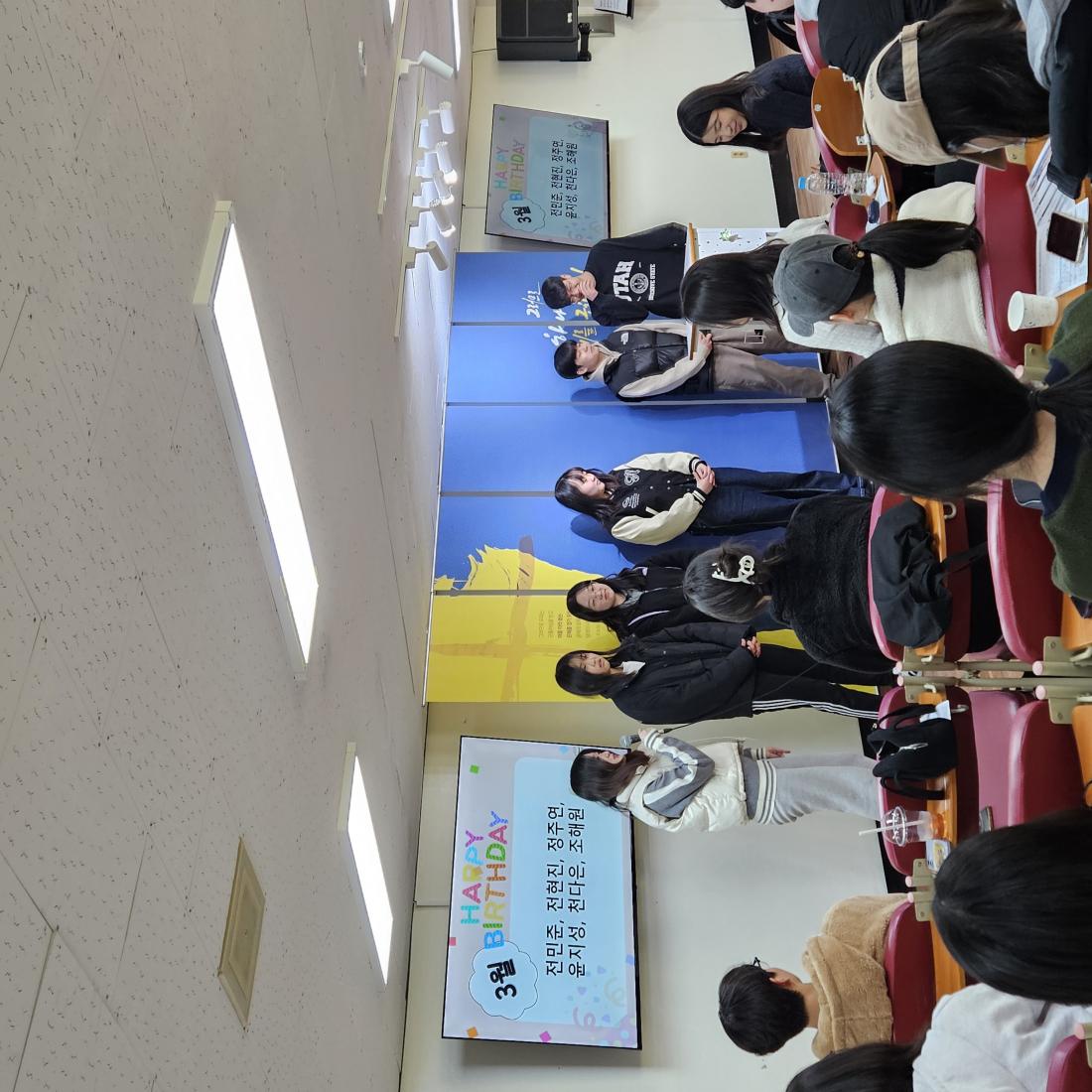 KakaoTalk_20250314_213227569_19.jpg : 3월 9일 고등부 예배 사진입니다~