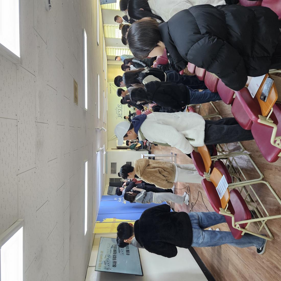 KakaoTalk_20250314_213227569_02.jpg : 3월 9일 고등부 예배 사진입니다~