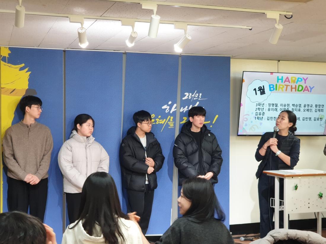 KakaoTalk_20250115_222807714_05.jpg : 1월 12일 고등부 예배 사진입니다~