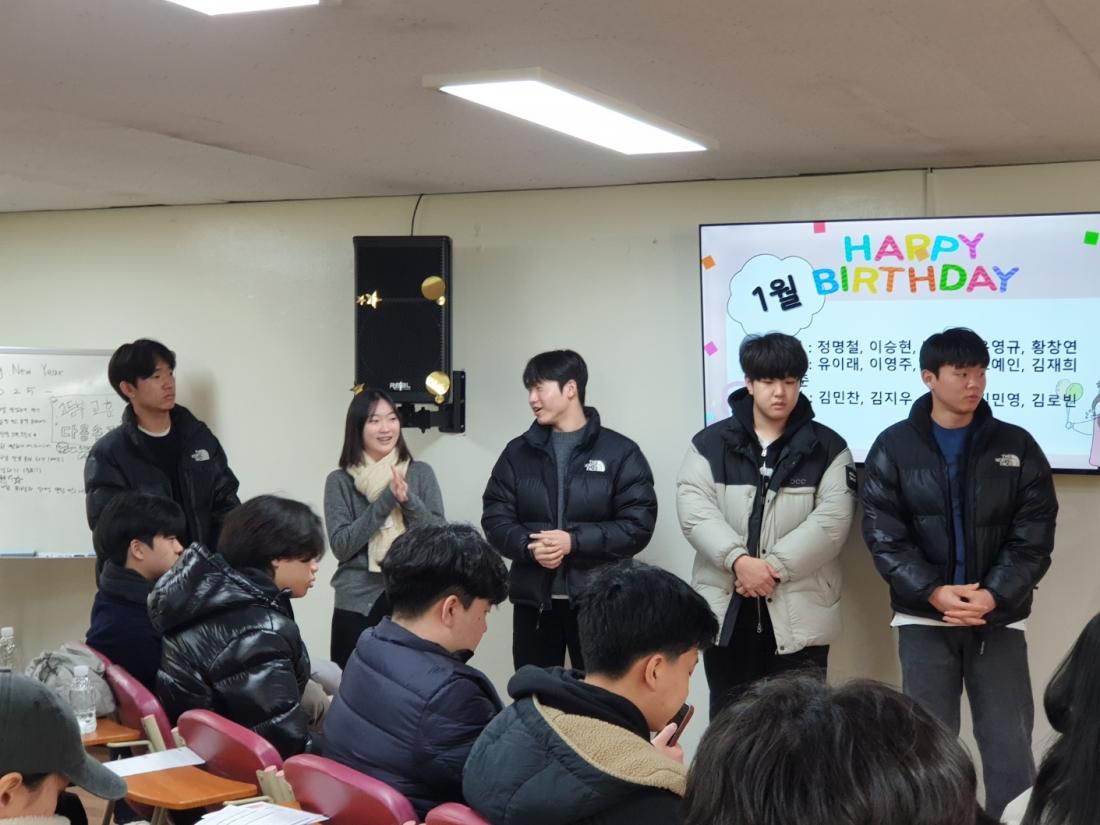 KakaoTalk_20250115_222807714_09.jpg : 1월 12일 고등부 예배 사진입니다~