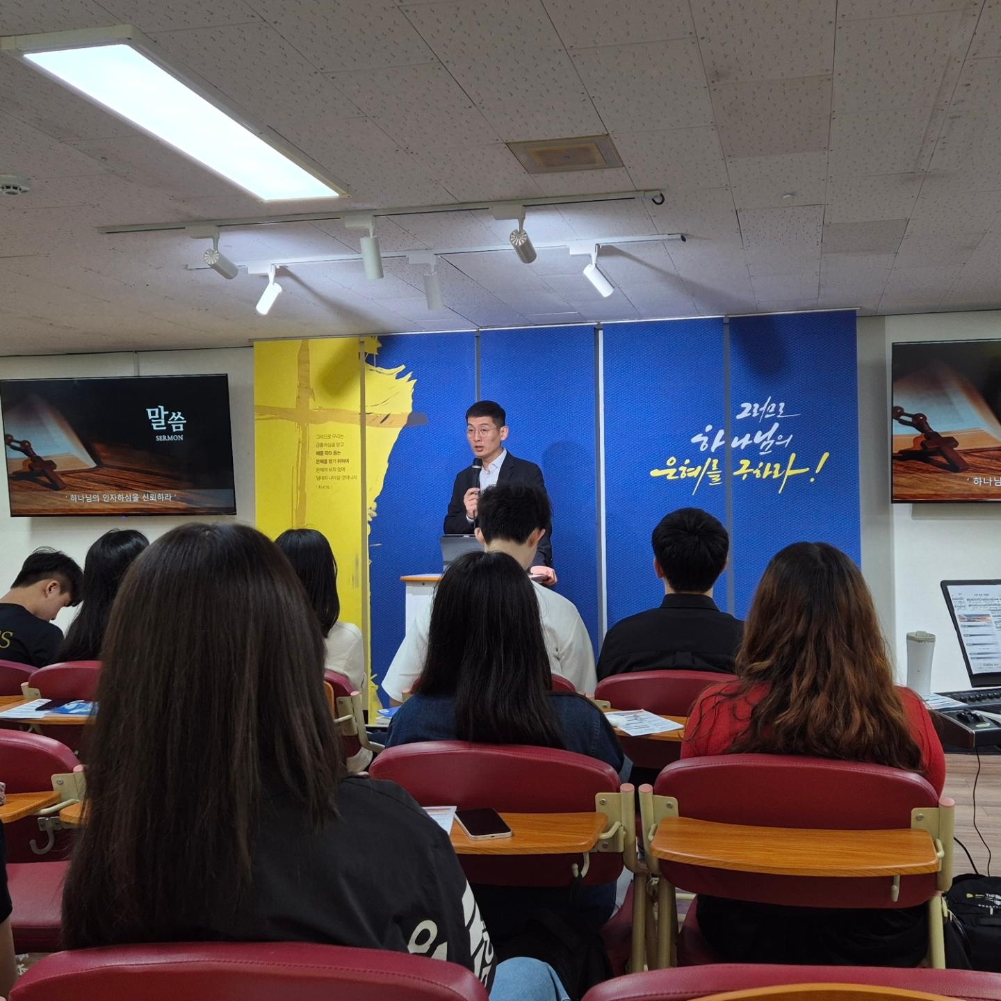 KakaoTalk_20240719_200949602_05.jpg : 7월 14일 고등부 예배 사진입니다