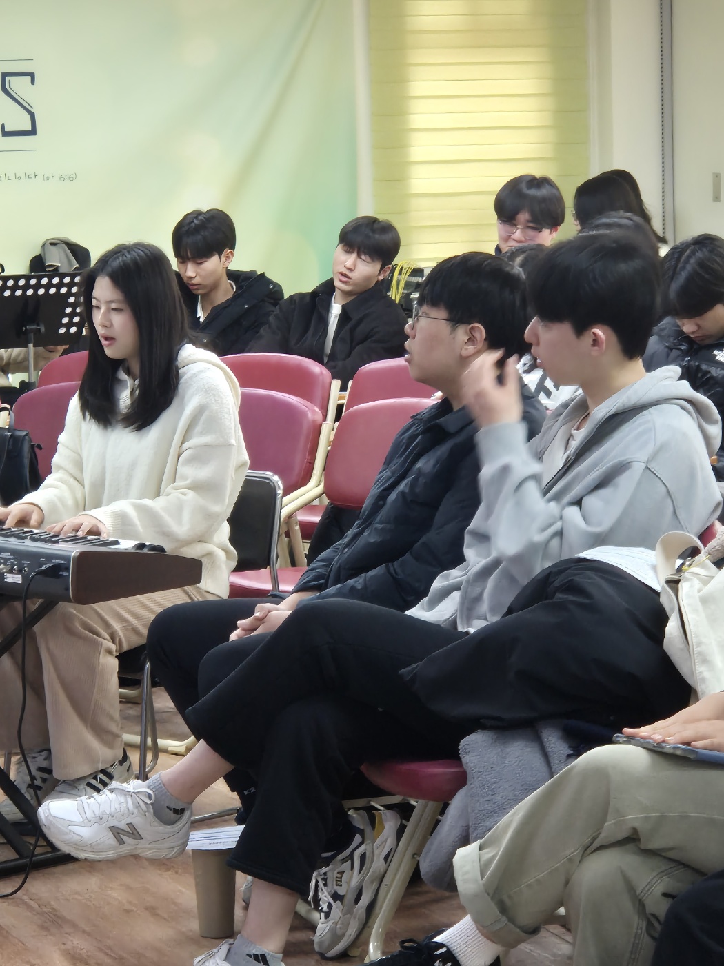 KakaoTalk_20241221_233919967_06.jpg : 12월 15일 고등부 예배 사진입니다