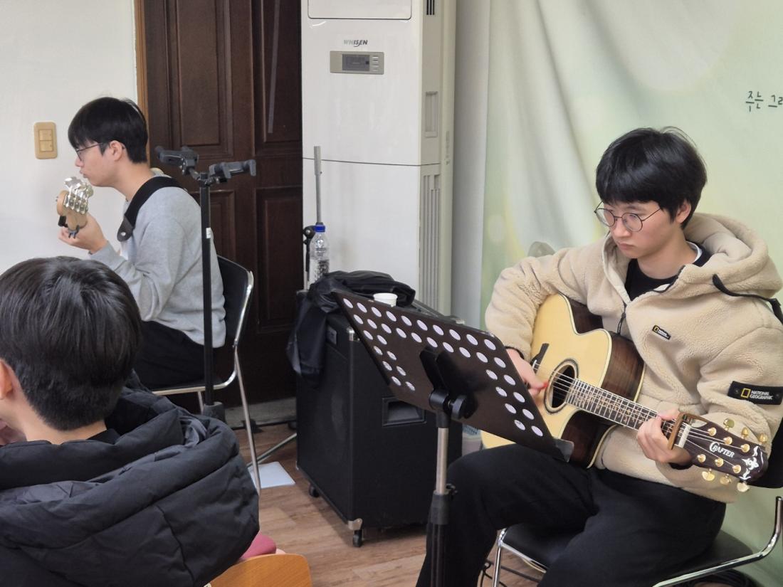 KakaoTalk_20241221_233919967_07.jpg : 12월 15일 고등부 예배 사진입니다
