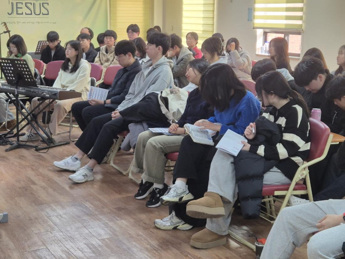 KakaoTalk_20241221_233919967_03.jpg : 12월 15일 고등부 예배 사진입니다