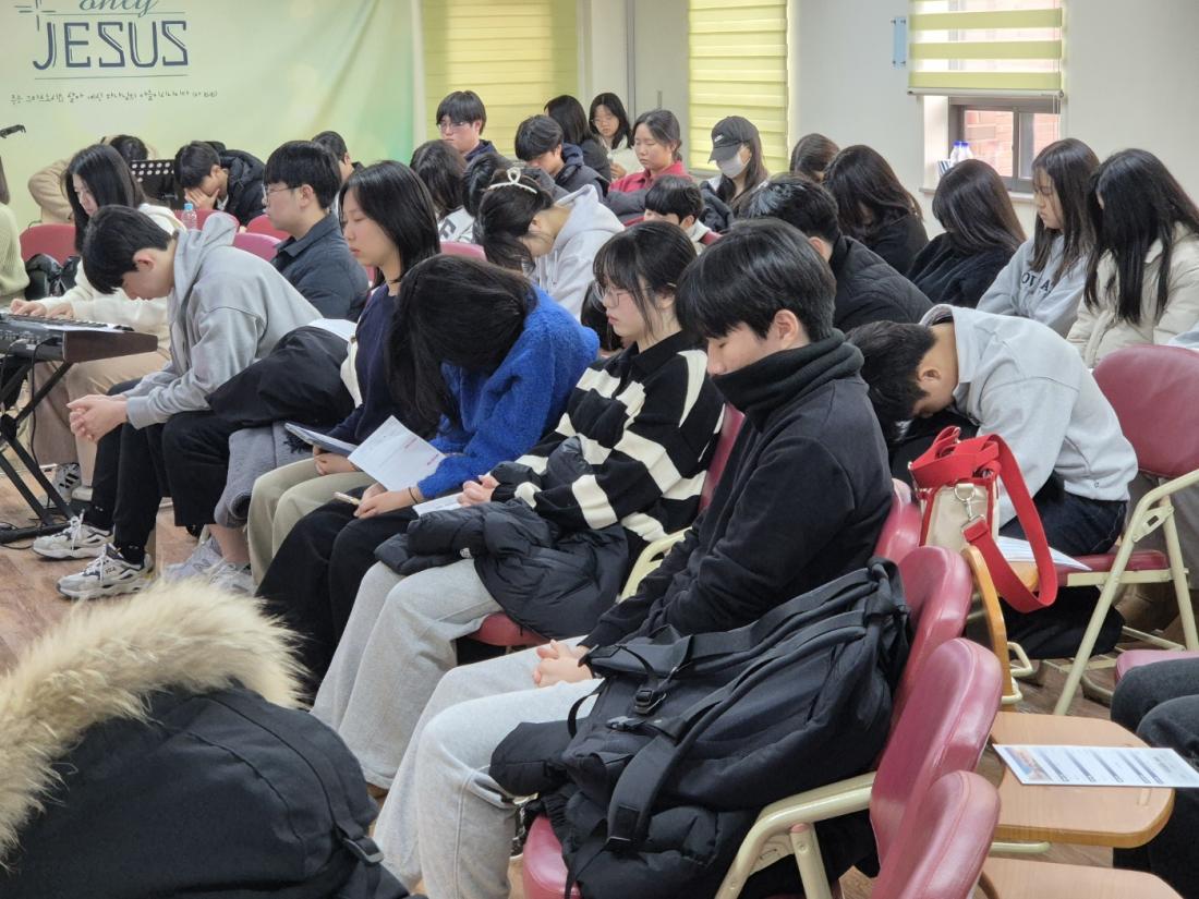 KakaoTalk_20241221_233919967_10.jpg : 12월 15일 고등부 예배 사진입니다