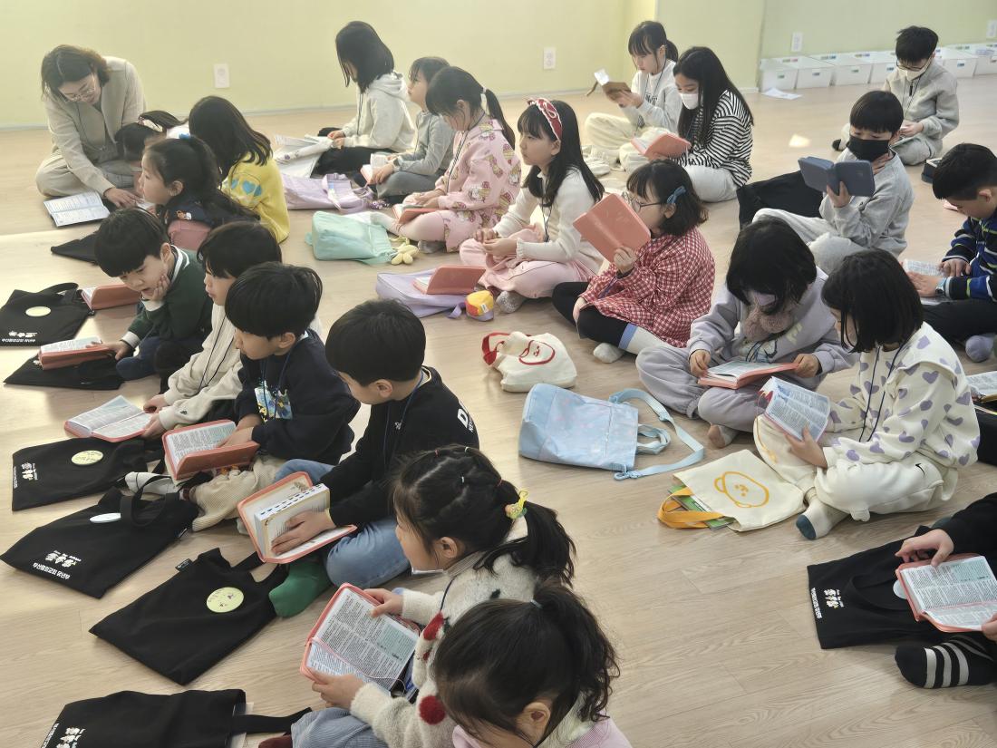 KakaoTalk_20260214_111817756_09.jpg : 2월 2주 유년부 예배 모습입니다^^