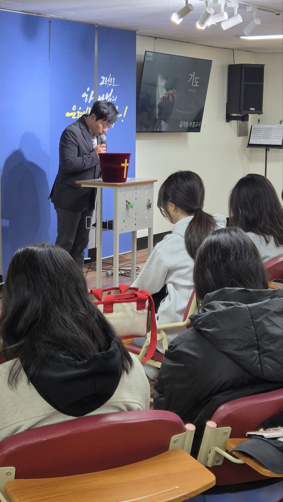 KakaoTalk_20250316_223618984_03.jpg : 3월 16일 고등부 예배 사진입니다~