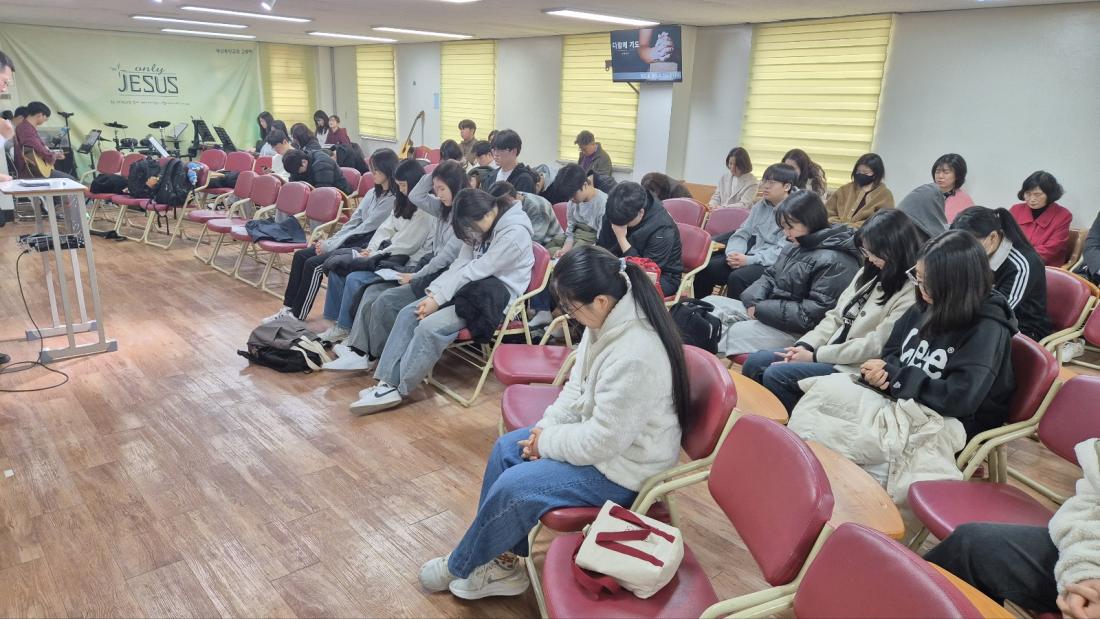 KakaoTalk_20250316_223618984_17.jpg : 3월 16일 고등부 예배 사진입니다~