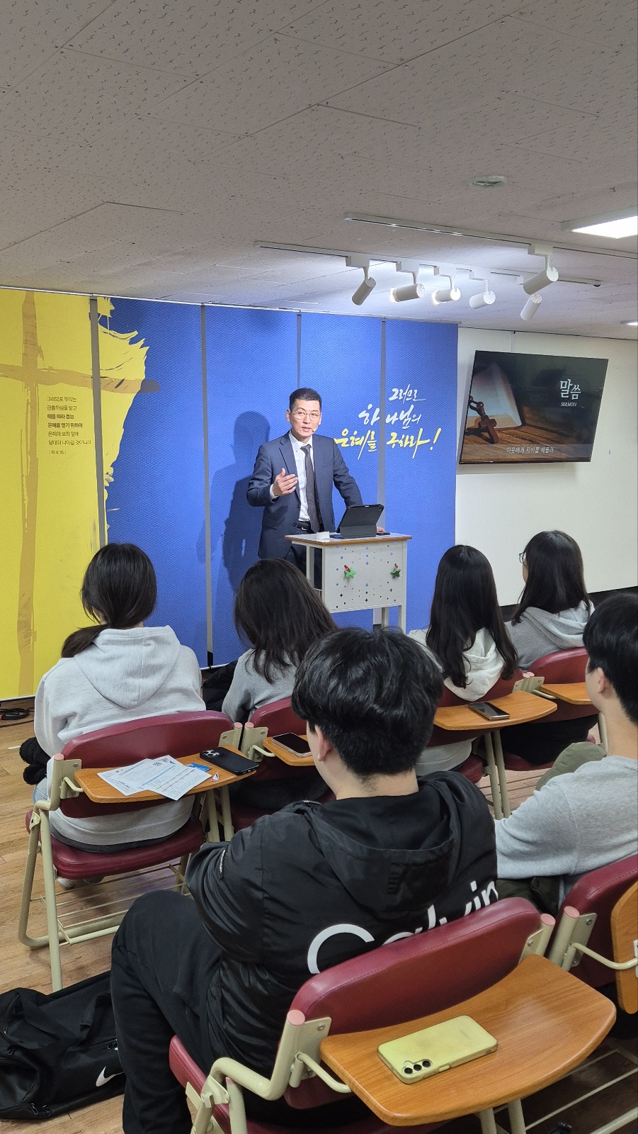 KakaoTalk_20250316_223618984_05.jpg : 3월 16일 고등부 예배 사진입니다~