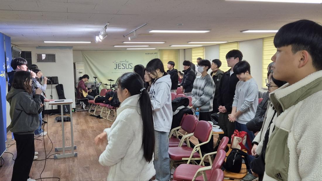 KakaoTalk_20250316_223618984.jpg : 3월 16일 고등부 예배 사진입니다~