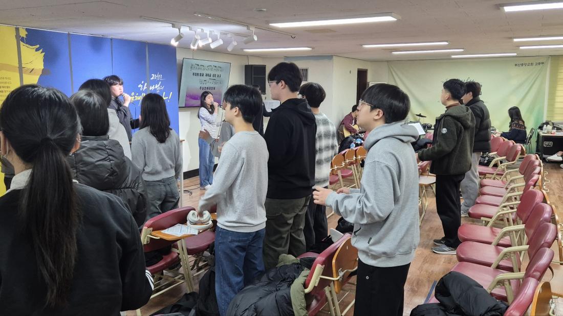 KakaoTalk_20250316_223618984_01.jpg : 3월 16일 고등부 예배 사진입니다~