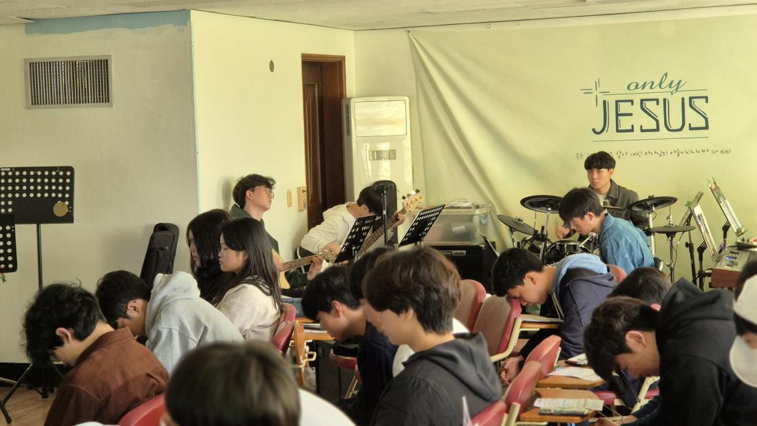 20251109_120132.jpg : 11월 9일 고등부 예배 사진입니다~