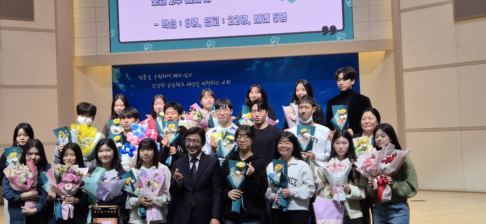 KakaoTalk_20240318_010553515_14.jpg : 3월 17일 고등부 학생들의 학습/입교/세례식 사진입니다