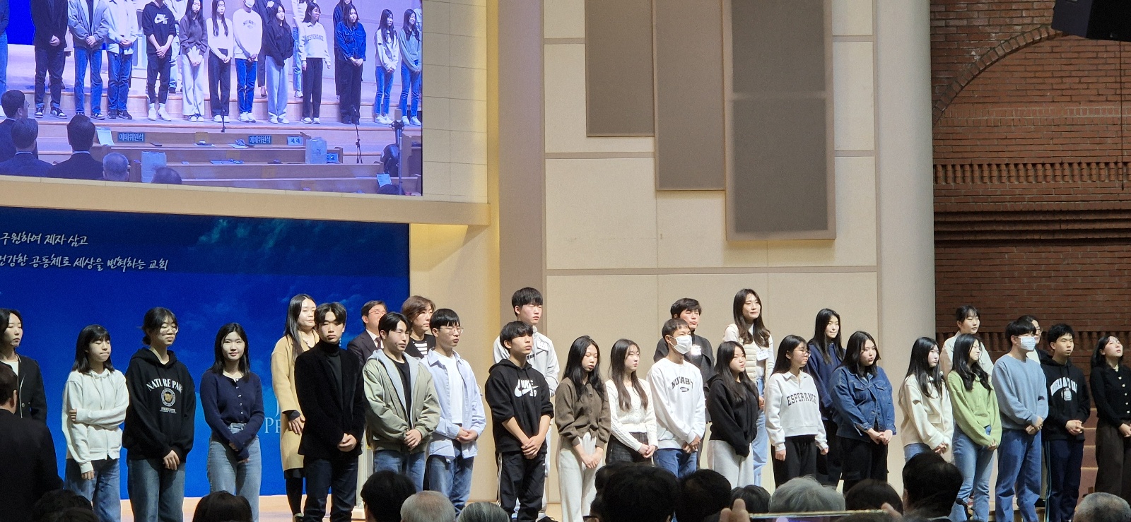 KakaoTalk_20240318_010553515_09.jpg : 3월 17일 고등부 학생들의 학습/입교/세례식 사진입니다