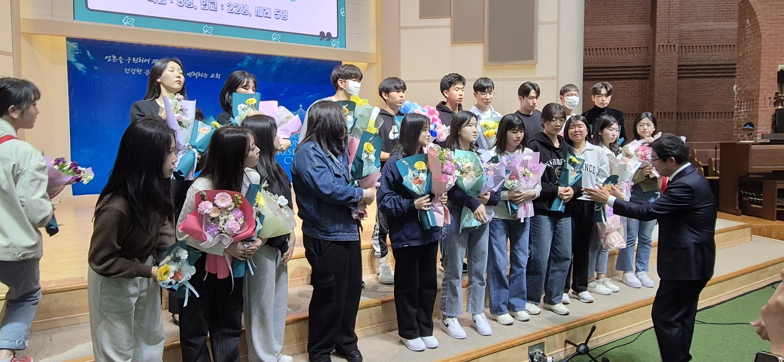 KakaoTalk_20240318_010553515_12.jpg : 3월 17일 고등부 학생들의 학습/입교/세례식 사진입니다