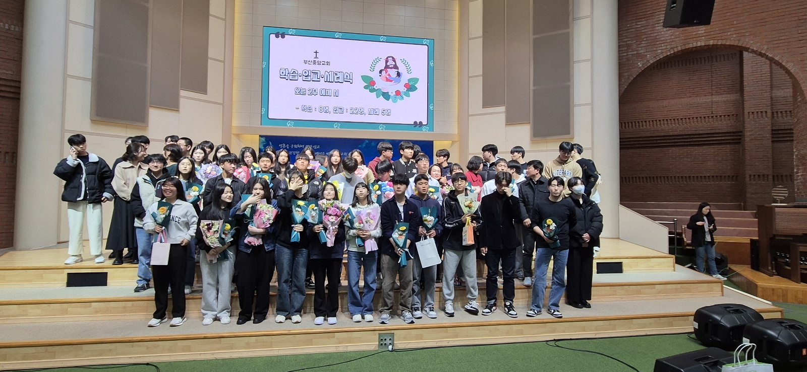 KakaoTalk_20240318_010553515_16.jpg : 3월 17일 고등부 학생들의 학습/입교/세례식 사진입니다