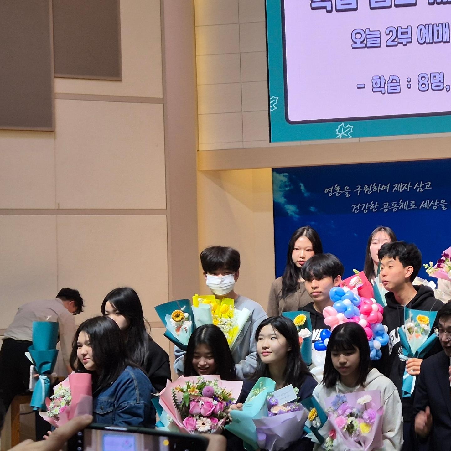 KakaoTalk_20240318_010553515_20.jpg : 3월 17일 고등부 학생들의 학습/입교/세례식 사진입니다