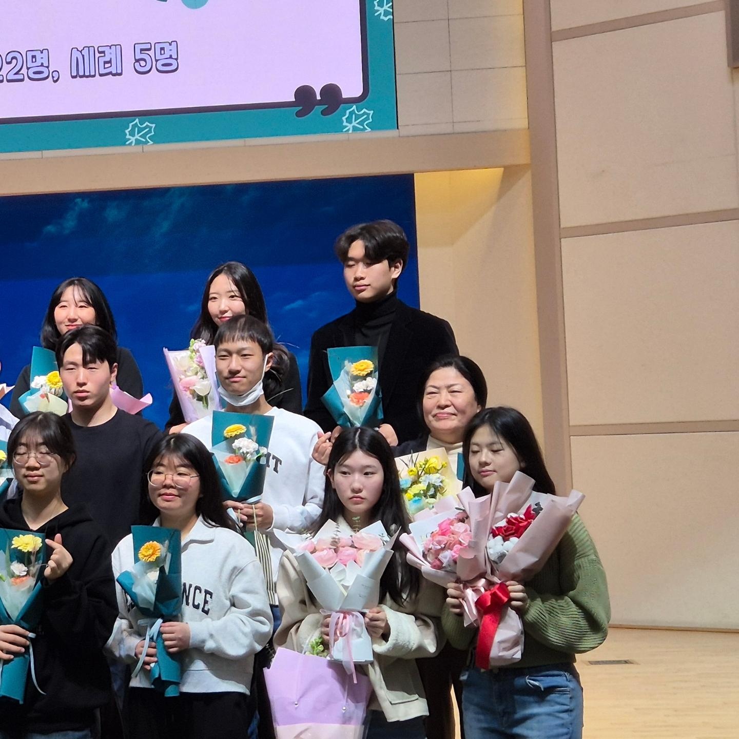 KakaoTalk_20240318_010553515_19.jpg : 3월 17일 고등부 학생들의 학습/입교/세례식 사진입니다