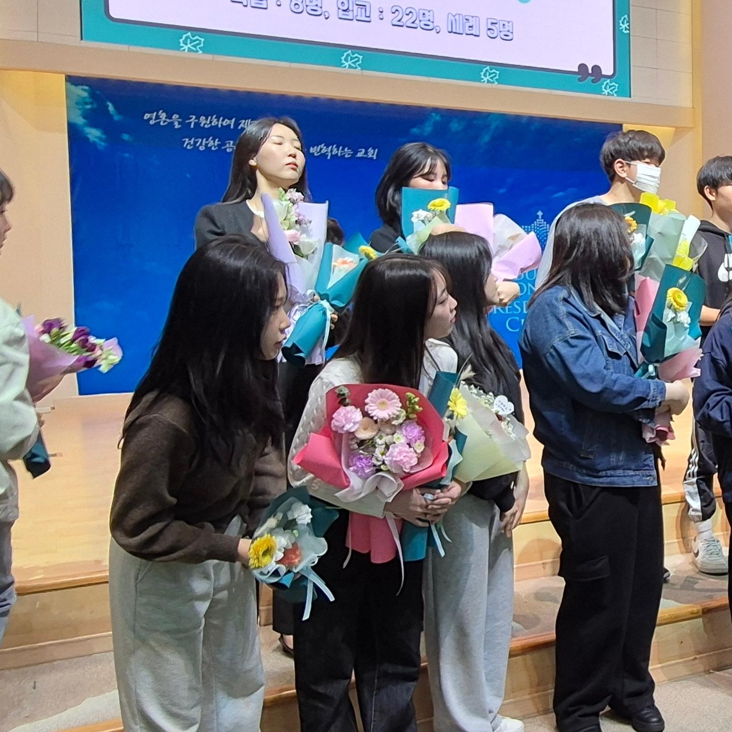 KakaoTalk_20240318_010553515_17.jpg : 3월 17일 고등부 학생들의 학습/입교/세례식 사진입니다