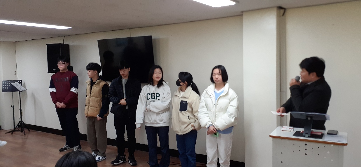 KakaoTalk_20240226_234825761_05.jpg : 2/25 고등부 예배 사진입니다