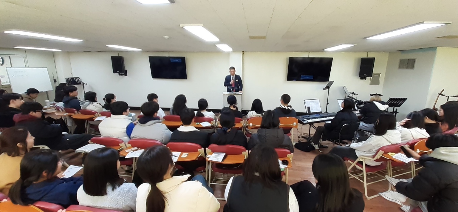 KakaoTalk_20240226_234825761_02.jpg : 2/25 고등부 예배 사진입니다