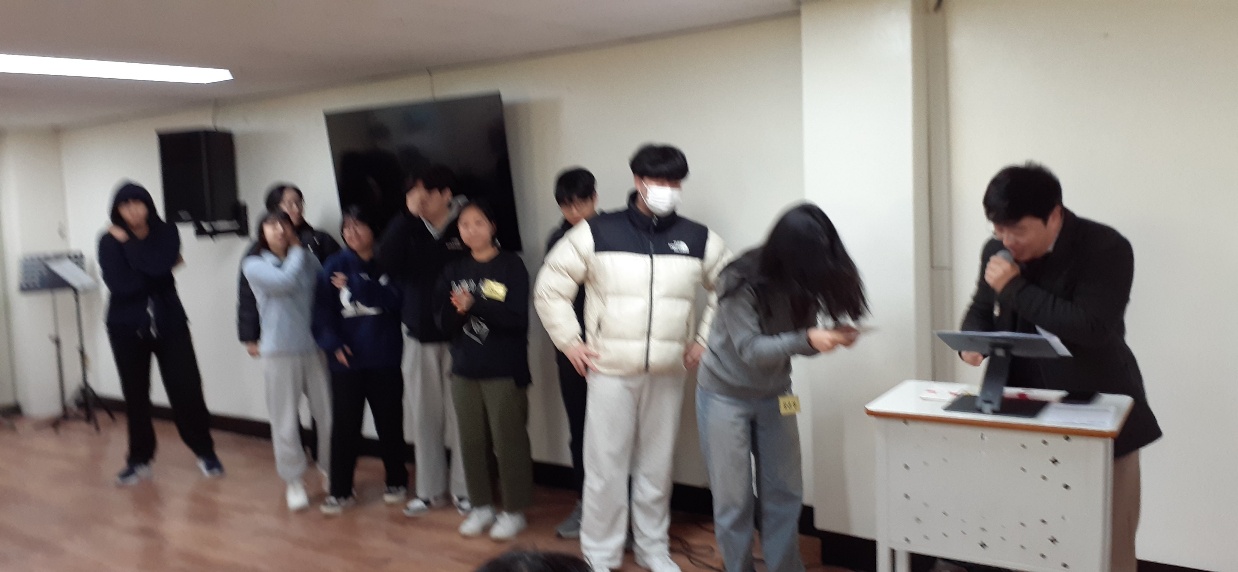 KakaoTalk_20240226_234825761_07.jpg : 2/25 고등부 예배 사진입니다