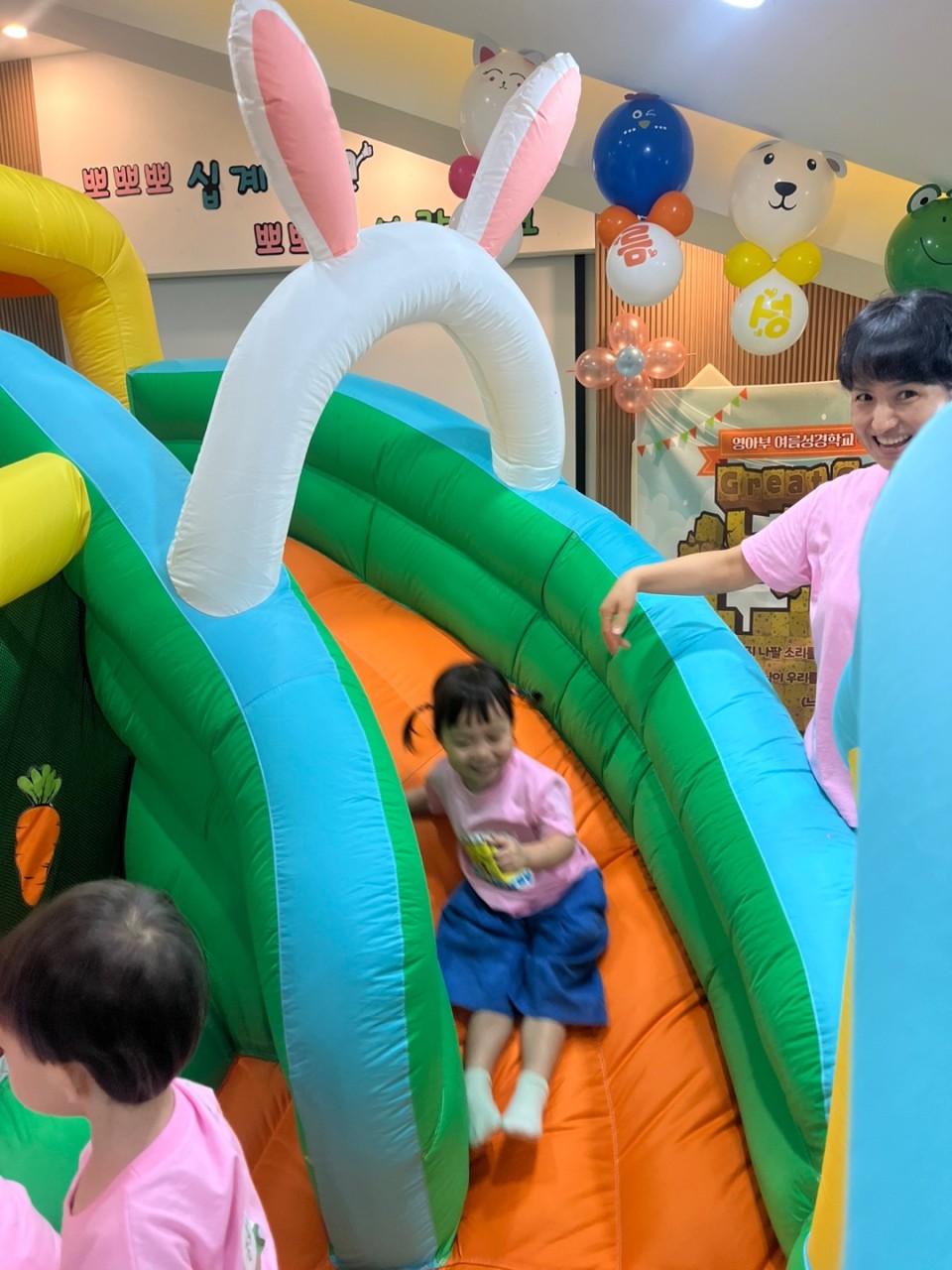 1 첫째날 (47) 볼풀 에어바운스놀이.jpg : 7월 7일 주일 영아부 여름성경학교 첫째날