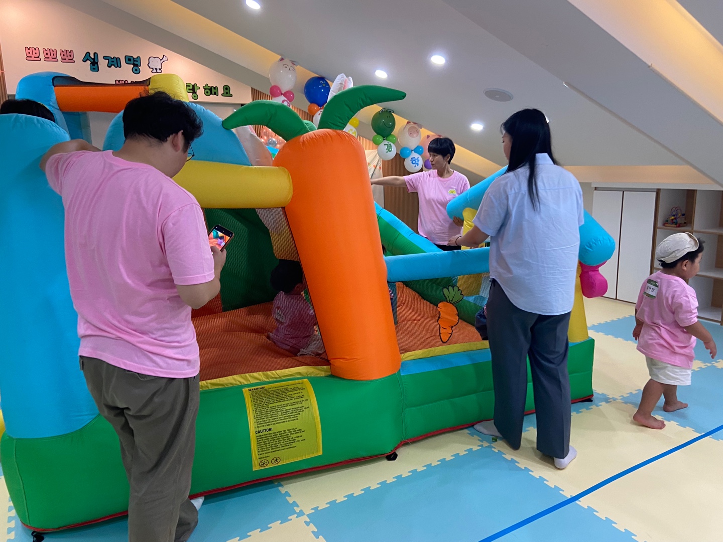 1 첫째날 (57) 볼풀 에어바운스놀이.jpg : 7월 7일 주일 영아부 여름성경학교 첫째날