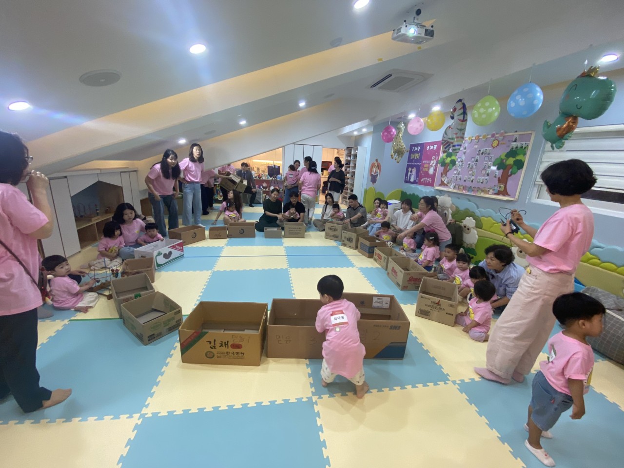 1 첫째날 (32) 무너진 성벽에서 기도해요.jpeg : 7월 7일 주일 영아부 여름성경학교 첫째날