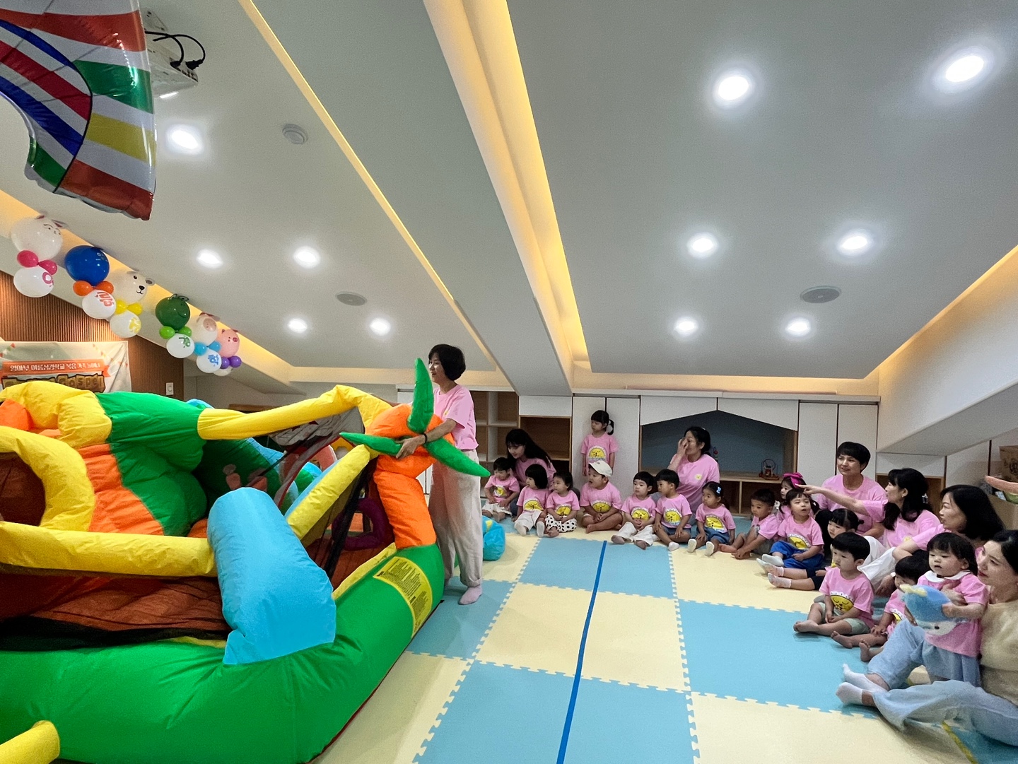 1 첫째날 (44) 볼풀 에어바운스놀이.jpg : 7월 7일 주일 영아부 여름성경학교 첫째날