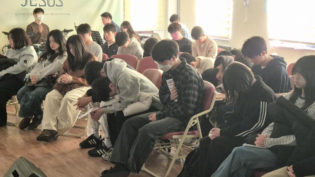 KakaoTalk_20251231_231428930_04.jpg : 11월 30일 고등부 예배 사진입니다~