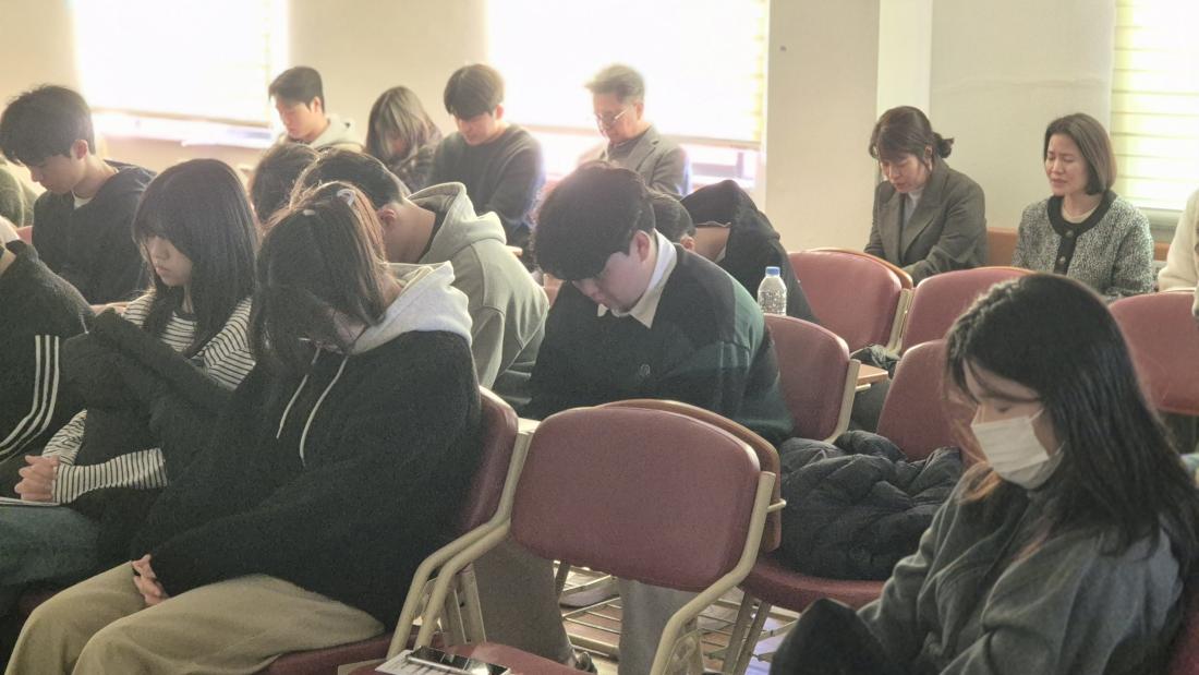 KakaoTalk_20251231_231428930_05.jpg : 11월 30일 고등부 예배 사진입니다~