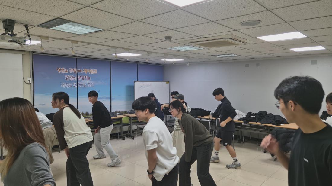 KakaoTalk_20251231_231428930_08.jpg : 11월 30일 고등부 예배 사진입니다~