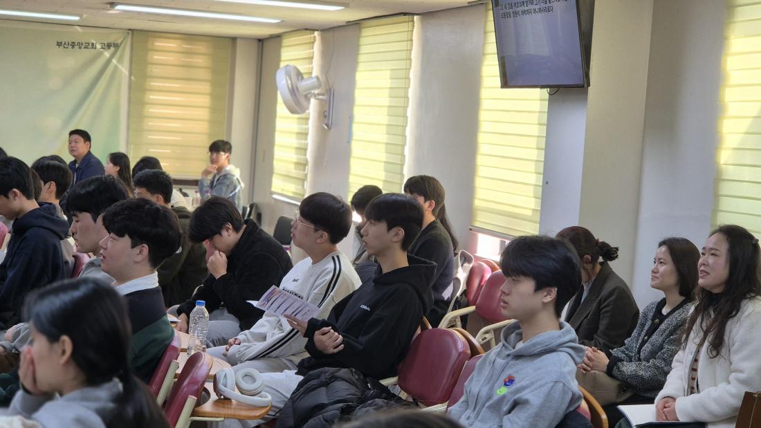 KakaoTalk_20251231_231428930_02.jpg : 11월 30일 고등부 예배 사진입니다~