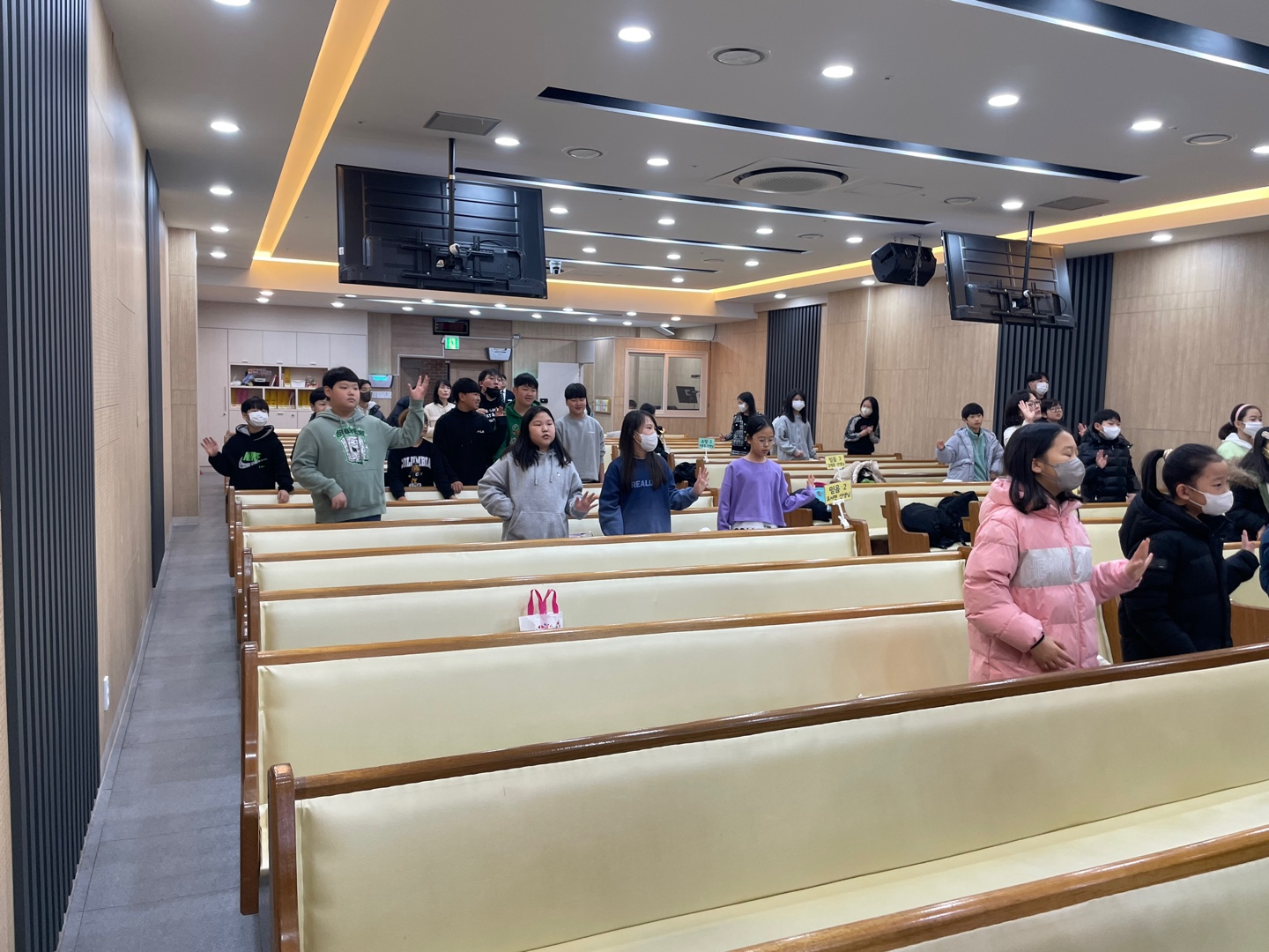 KakaoTalk_20240113_182343265_13.jpg : 빛이신 하나님과 사귐을 갖는 초등부